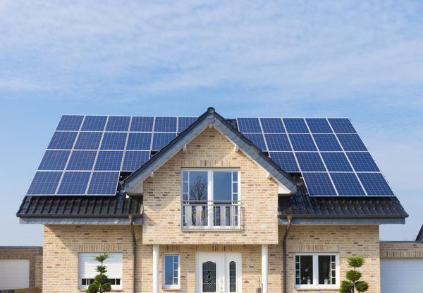 ¿Pueden las placas solares dañar mi tejado?